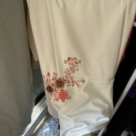 Elegant White Dress with Floral Embroidery UK Size 6